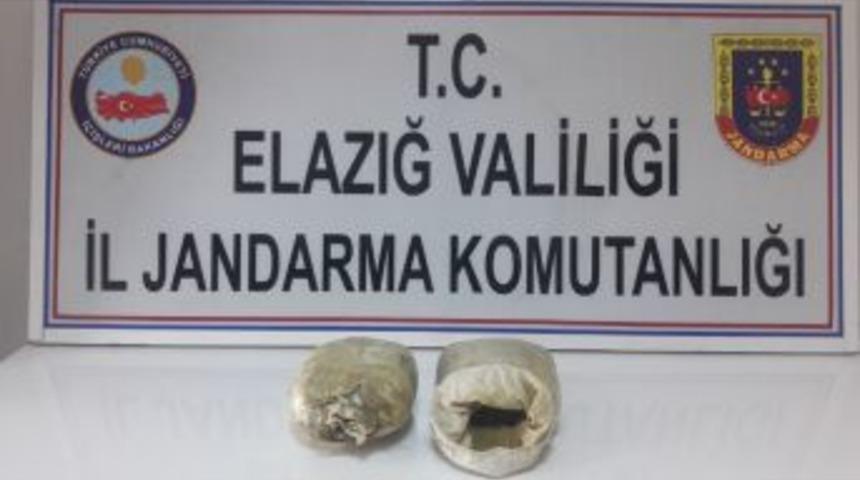 Elazığ&rsquo;da 2 Ş&uuml;pheli 2,5 Kilogram Toz Esrarla Yakalandı