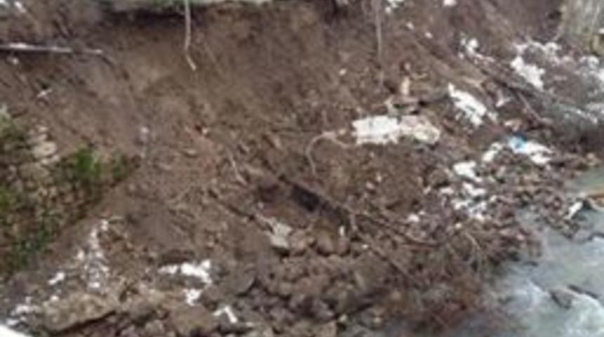 Aile Sağlık Merkezi Istinat Duvarı Heyalanda Yıkıldı