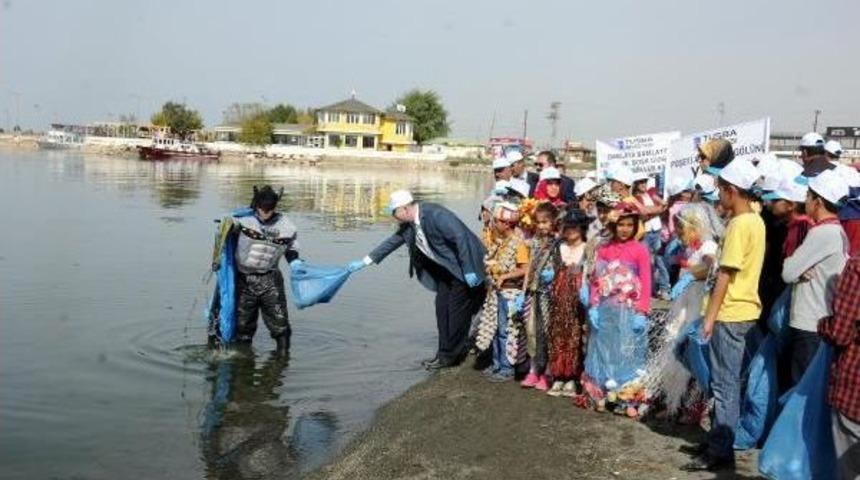 Aydın Aydın, 'petmen' Kıyafetiyle Van G&ouml;l&uuml;'nde &Ccedil;&ouml;p Topladı