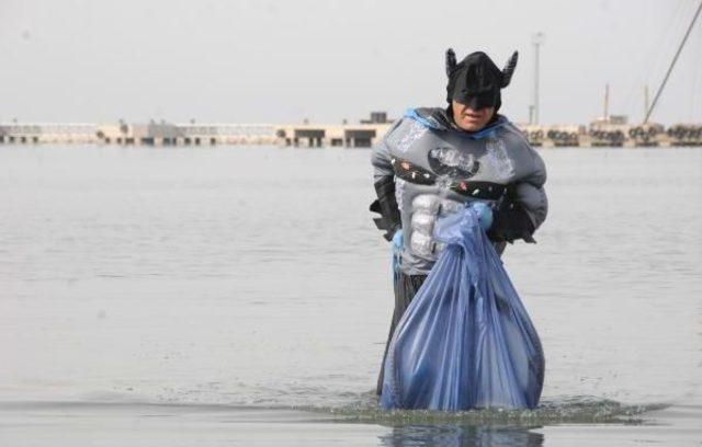 Aydın Aydın, 'petmen' Kıyafetiyle Van Gölü'nde Çöp Topladı