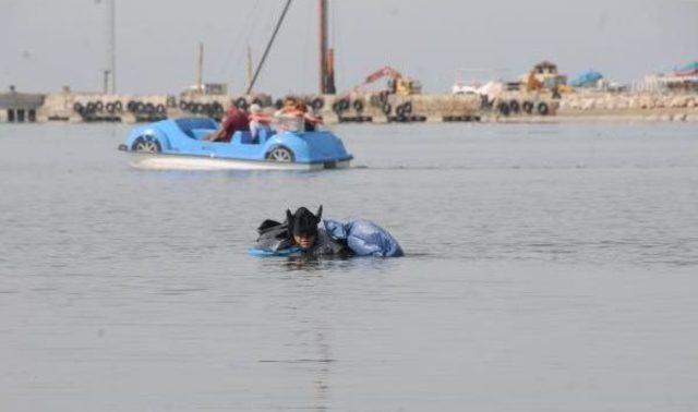 Aydın Aydın, 'petmen' Kıyafetiyle Van Gölü'nde Çöp Topladı