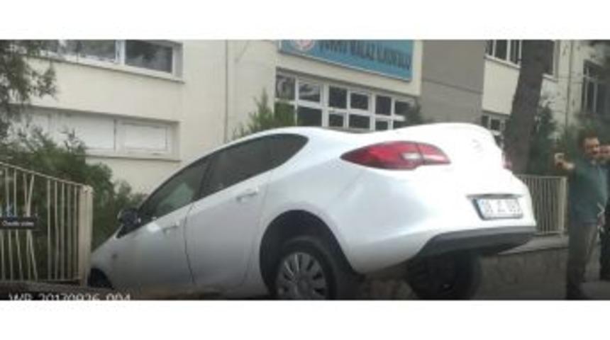 Direksiyon Hakimiyeti Kaybolan Otomobil Okul Bah&ccedil;esine Girdi