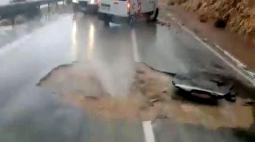 Dev Dalgalar Yolu Esir Aldı
