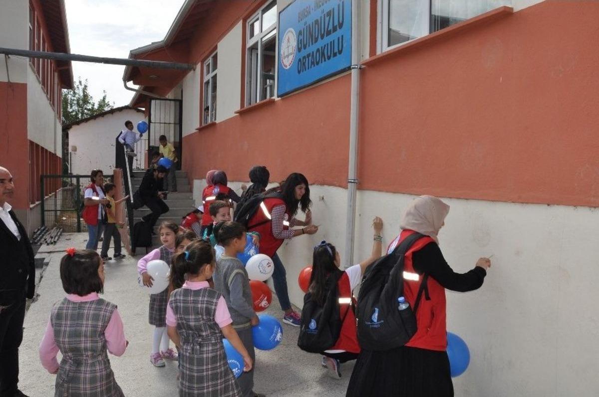 G&ouml;n&uuml;ll&uuml; &Ouml;ğrenciler Okul Boyadı, Cami Temizledi