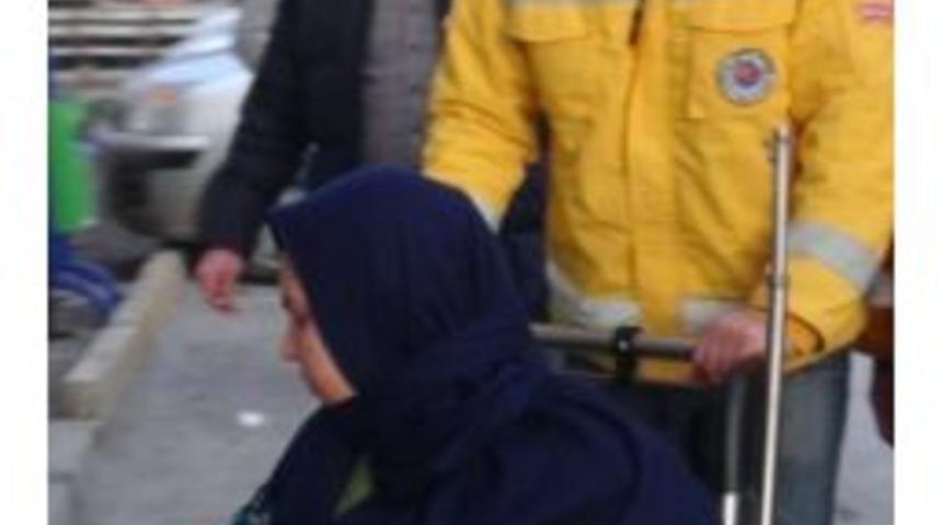 Ayağına İğne Batan Afgan Kadın Hastanelik Oldu