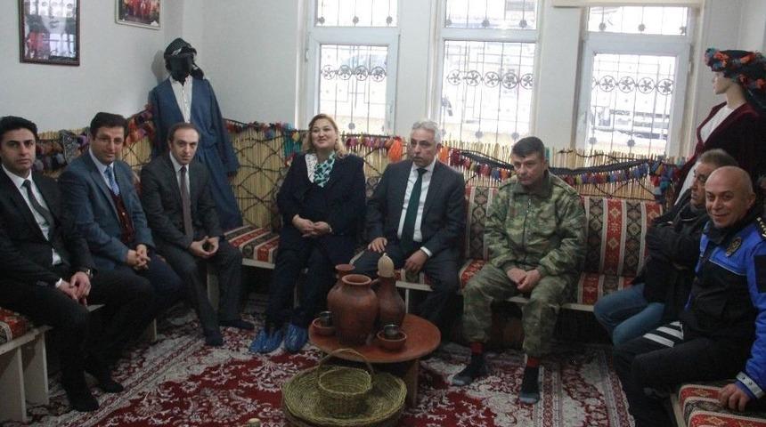 Vali Toprak&rsquo;tan Kursiyerlere Malzeme Desteği