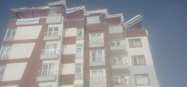 8 Katlı Apartmanın En &Uuml;st&uuml; Katındaki Sundurma &Ccedil;&ouml;kt&uuml; 1