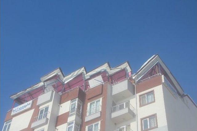 8 Katlı Apartmanın En &Uuml;st&uuml; Katındaki Sundurma &Ccedil;&ouml;kt&uuml; 3