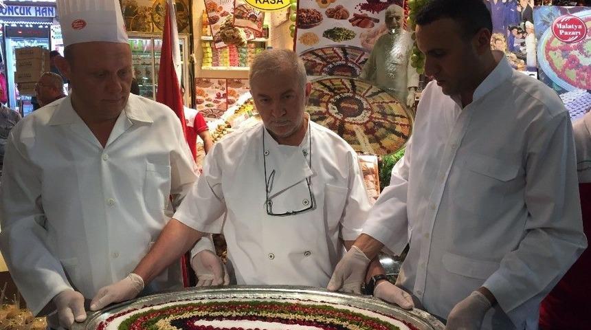 Tarihi Mısır &Ccedil;arşısı&rsquo;nda 10 Bin Kişilik Aşure İkramı