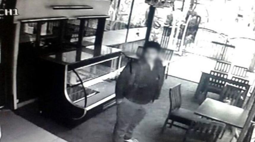 Kasadan 17 Lira &Ccedil;alan Hırsız Bilgisayarlara Dokunmadı