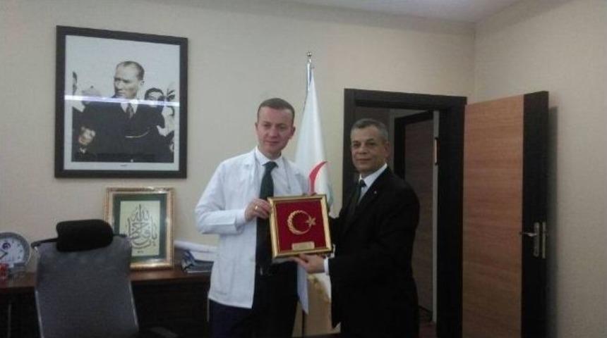 Eskişehir T&uuml;rk Sağlık-sen&rsquo;den Genel Cerrah Opr. Dr. Murat &Ccedil;ilekar&rsquo;a Plaket