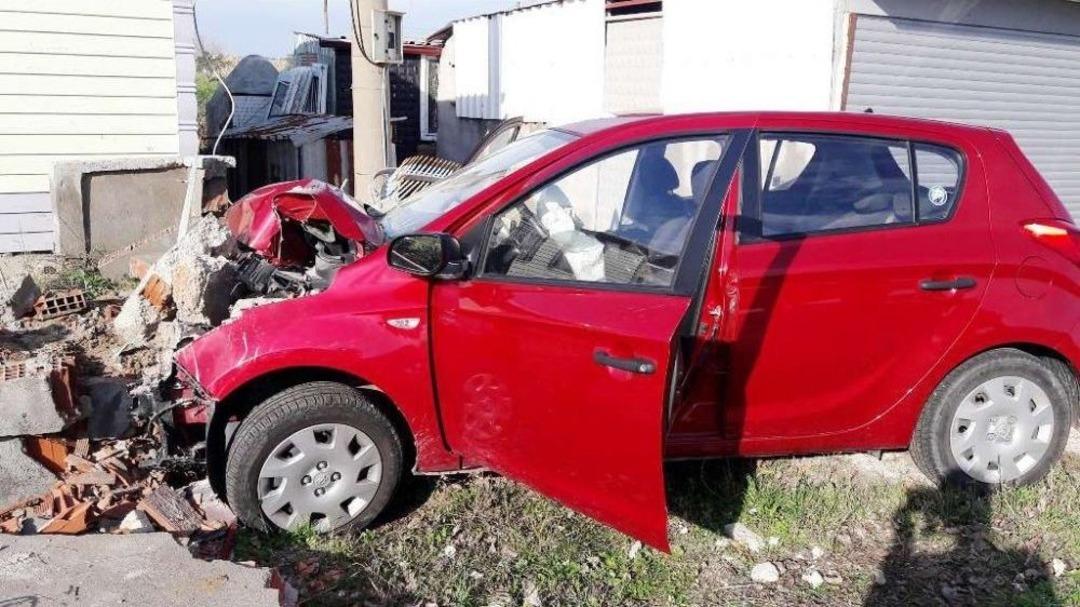 Ara&ccedil;ta Kalp Krizi Ge&ccedil;iren Kişi Duvara &Ccedil;arptı:1 &Ouml;l&uuml;