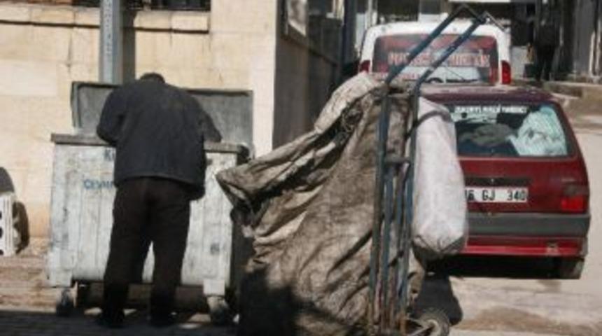 Ekmek Paralarını &Ccedil;&ouml;pten &Ccedil;ıkarıyorlar