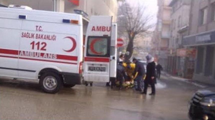 Buzda Ayağı Kayıp D&uuml;şen Kadın Ambulansla Hastaneye Kaldırıldı