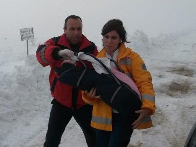 Yolu Kardan Kapanan Köyde Hastalanan Hiranur'u Umke Kurtardı
