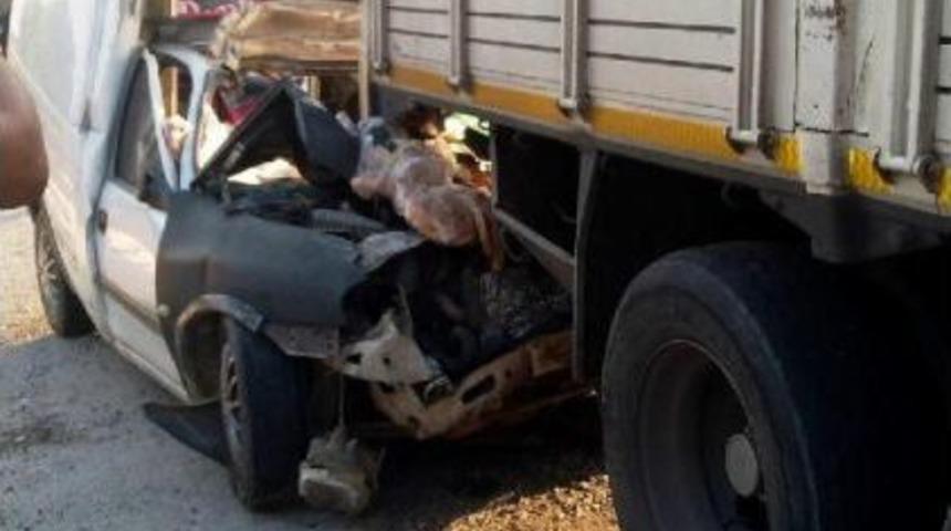 Kamyona &Ccedil;arpan Kamyonetin S&uuml;r&uuml;c&uuml;s&uuml; &Ouml;ld&uuml;