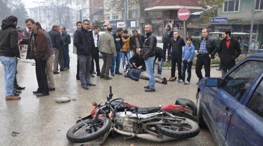 Minib&uuml;s İle Motosiklet &Ccedil;arpıştı: 1 Yaralı