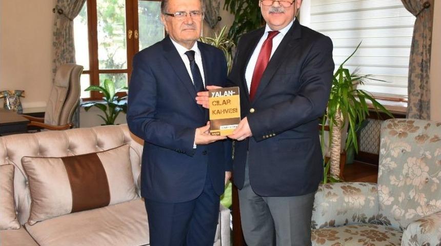 Manisalı Yazar Kitabını Vali Güvençer’e Hediye Etti