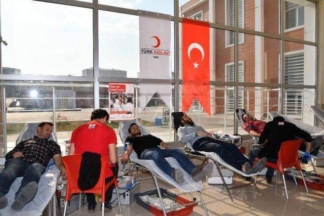 Adıyaman Üniversitesinde Kan Ve Kök Hücre Bağış Kampanyası Düzenlendi
