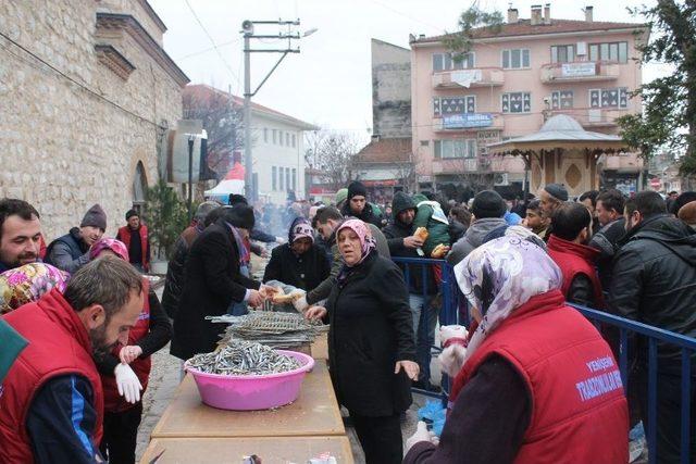 Trabzonlular 1 Ton Ücretsiz Hamsi Dağıttı