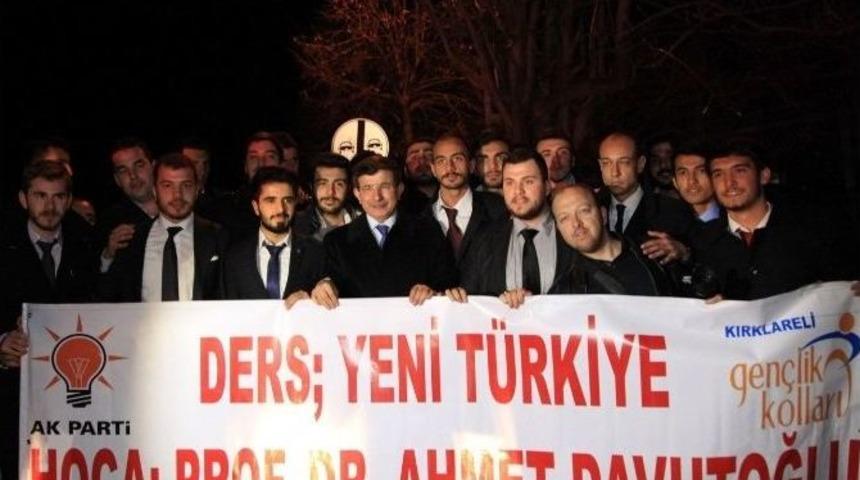 Başbakan Davutoğlu&rsquo;nun &Ouml;n&uuml;n&uuml; Partililer Kesti