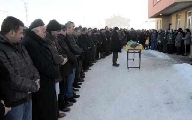 Trabzon'daki Çığda Ölen Özgür Özyürek Sivas'ta Toprağa Verildi