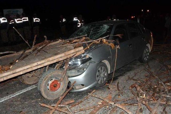Otomobil, odun yüklü at arabasına çarptı: 1 ölü