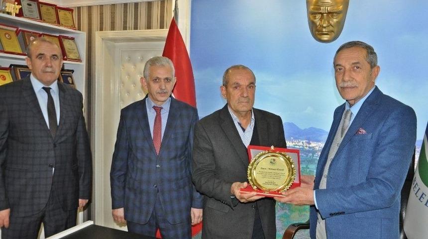 Emekliye Ayrılan Belediye İş&ccedil;isine Plaket Verildi