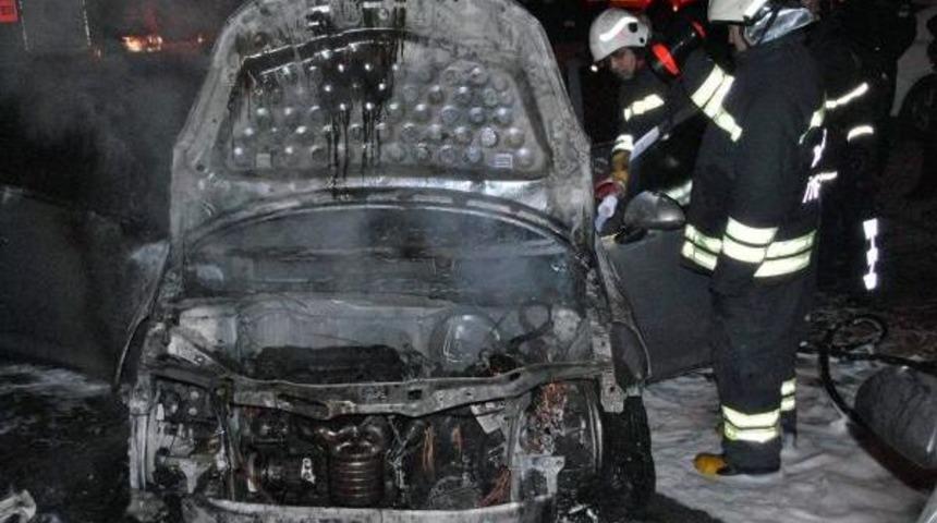 Kundaklanan Otomobildeki Yangın Binaya Sı&ccedil;radı