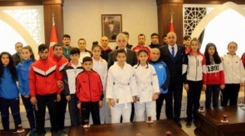 Sporculardan Vali Toprak&rsquo;a Ziyaret