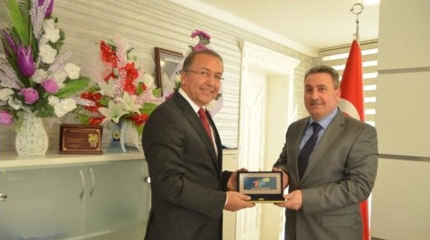 Taşkesenligil&rsquo;e Teşekk&uuml;r Plaketi