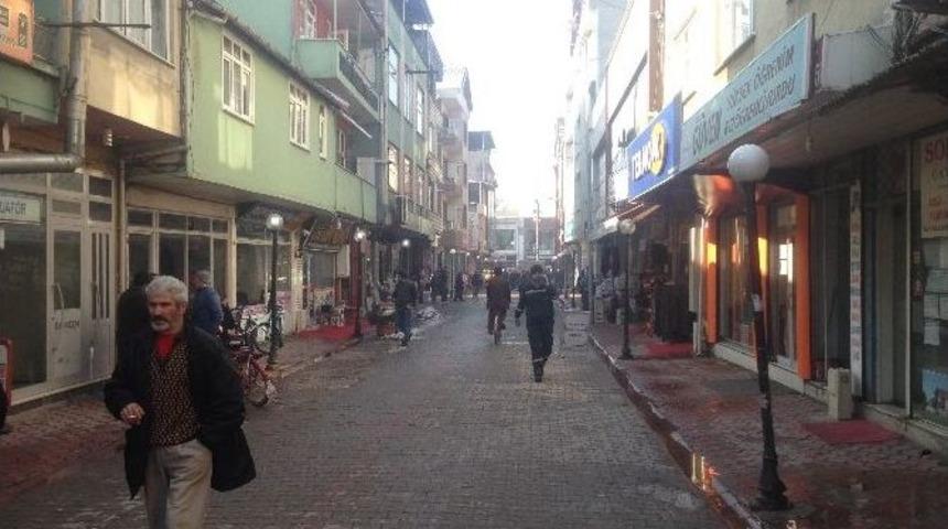 Akyazı İl&ccedil;e Merkezinde Yaşanan Elektrik Kesintileri Esnafı İsyan Ettirdi