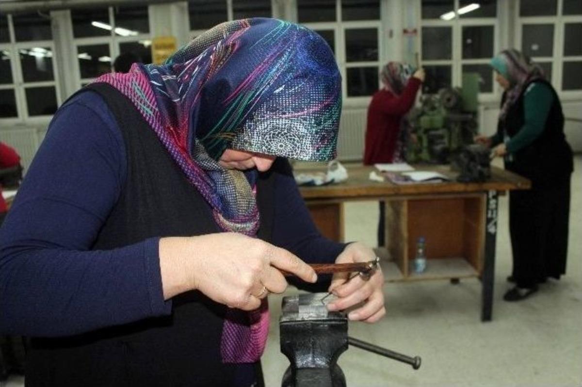 T&uuml;fek İmalatına Kadın Eli De Değiyor