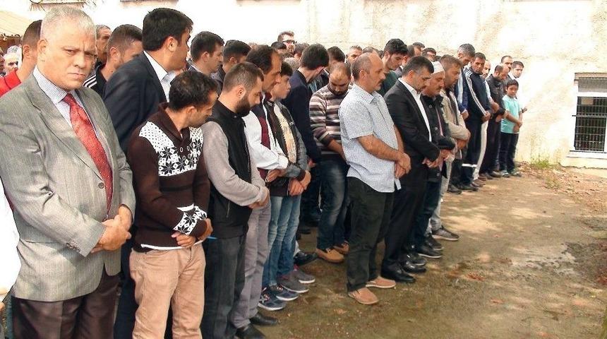 (&ouml;zel Haber) &Ccedil;ocuğuna Sarıldığı Sırada Başından Vurulan Baba Son Yolculuğuna Uğurlandı