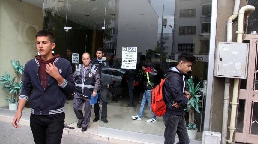 Polisler İnternet Kafede Yakaladığı &Ouml;ğrencileri Okula Yolladı