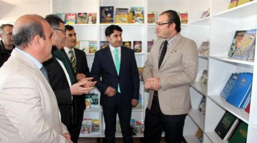 Galatasaraylı Basketbolcu Sinan G&uuml;ler'den Silopi'ye K&uuml;t&uuml;phane