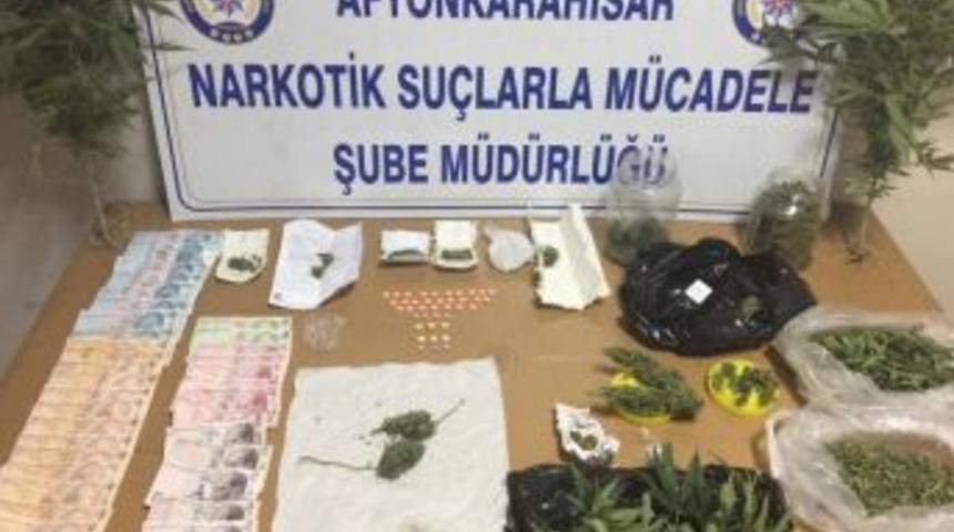 Zehir Tacirleri Uyuşturucu Parası İle Yakalandı