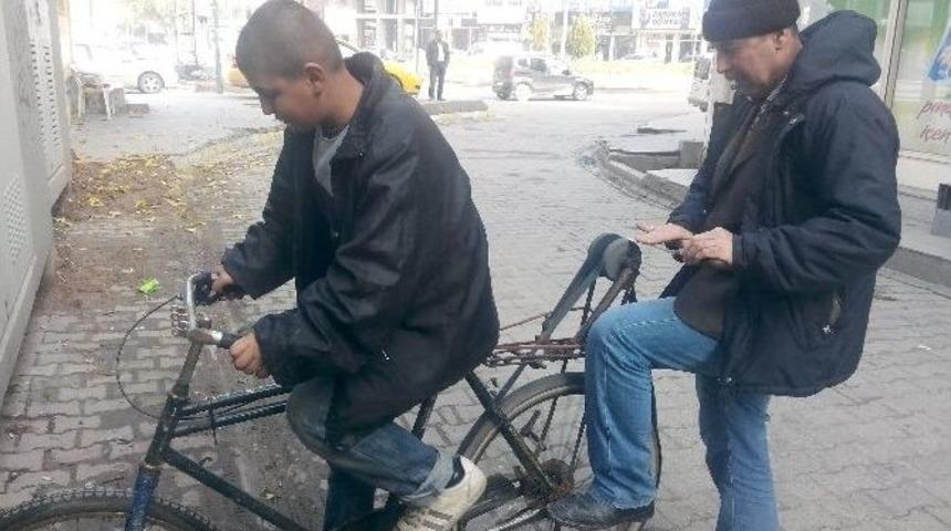 Bisiklete Kurduğu Bir Mekanizmayla Sokak Sokak Gezerek Bı&ccedil;ak Biliyor