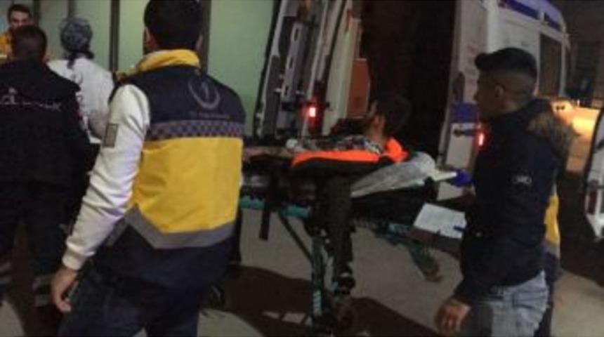 &Uuml;niversite Kapısında Bı&ccedil;aklı Kavga: 1 Yaralı