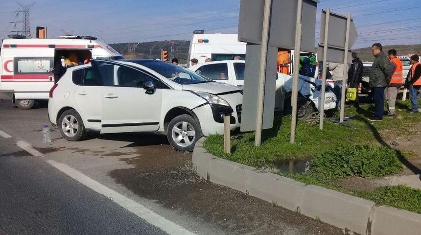 İki Otomobil &Ccedil;arpıştı: 2 Yaralı