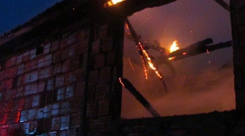 Kocaeli&rsquo;de Gecekonduda &Ccedil;ıkan Yangın İtfaiye Tarafından S&ouml;nd&uuml;r&uuml;ld&uuml;