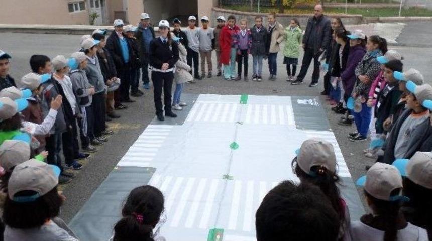 &Ouml;ğrencilere &ldquo;s&uuml;r&uuml;c&uuml; Yaya Eğitimi&rdquo; Verildi