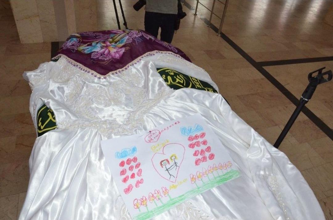 K&uuml;&ccedil;&uuml;k Kızın Ablasına &Ccedil;izdiği Mutluluk Resmi Yarım Kaldı