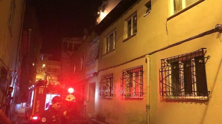 &Ccedil;atı Katında &Ccedil;ıkan Yangın Mahalleliyi Sokağa D&ouml;kt&uuml;