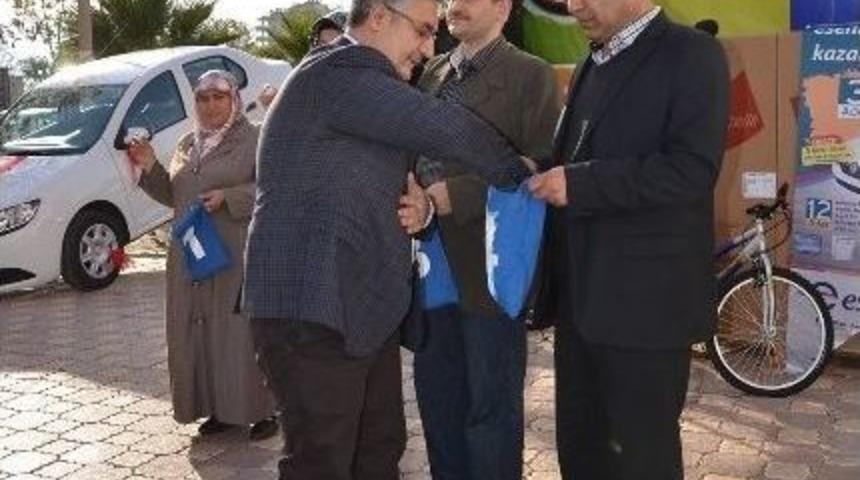 3 Otomobil Ve 60 Hediye Dağıtıldı