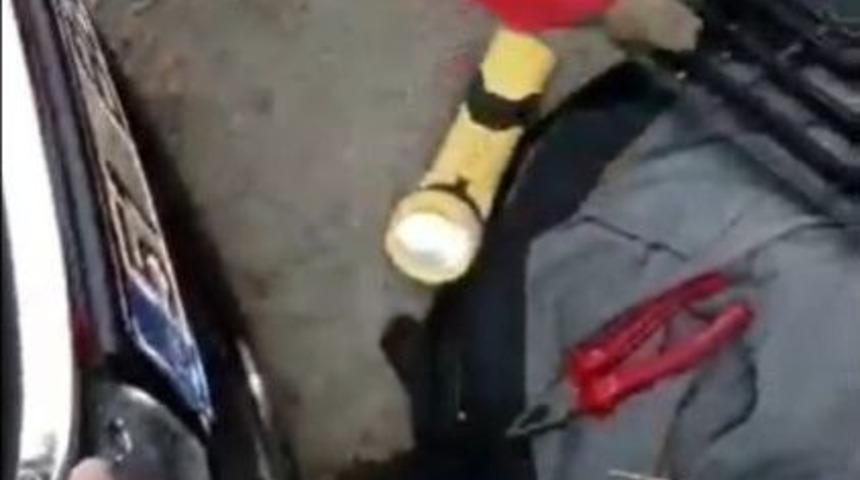 Ara&ccedil; Kaputuna Sıkışan Minik Kediyi İtfaiye Ekipleri Kurtardı