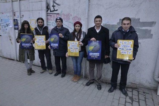 Üniversite Gençlerinden Çöpler İçin Broşürlü Uyarı