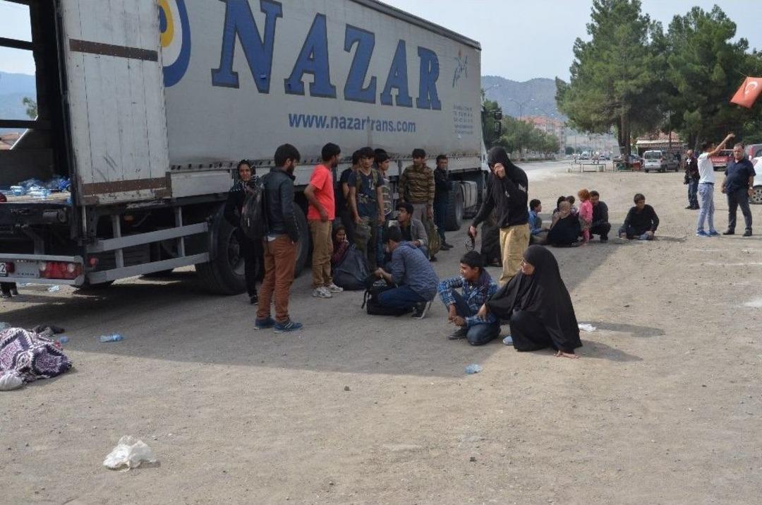 &Ccedil;orum&rsquo;da Bir Tırda 214 G&ouml;&ccedil;men Yakalandı