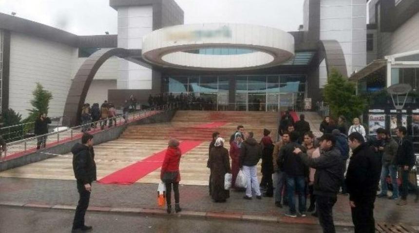 Isparta&rsquo;da Alışveriş Merkezinin &Ccedil;atısı &Ccedil;&ouml;kt&uuml;