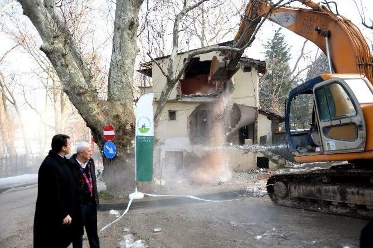 Pınarbaşı Şehitliği G&ouml;r&uuml;nt&uuml; Kirliğinden Arındırıldı